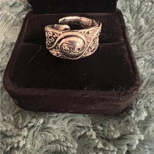 Women’s Stainless Steel Silver Band Size 7